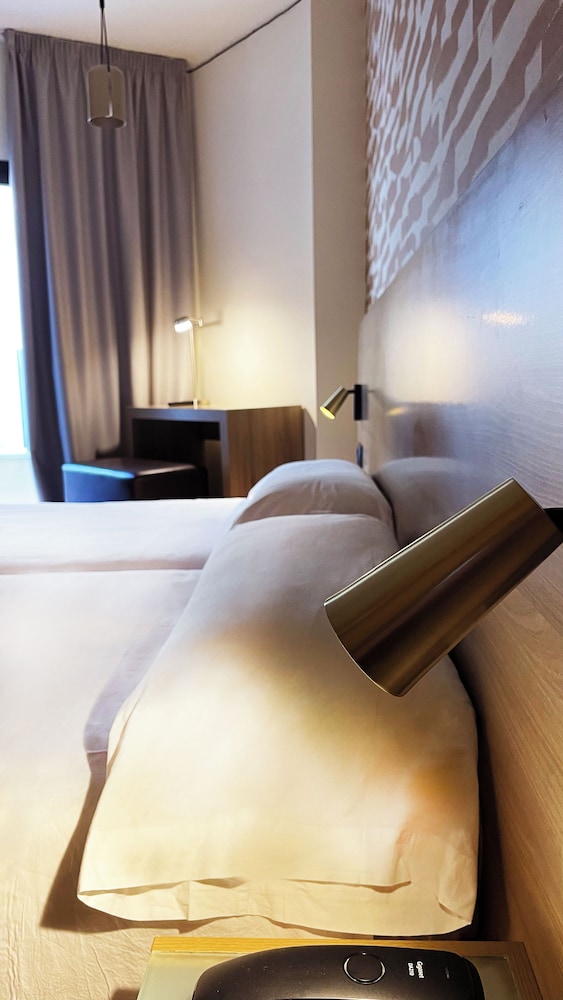 Twin Room, Balcony, Partial Sea View thumbnail 6