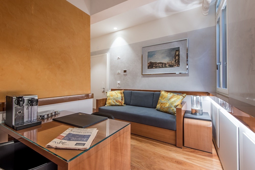 Executive Apartment, 1 Bedroom (separate entrance with stair lift) thumbnail 6