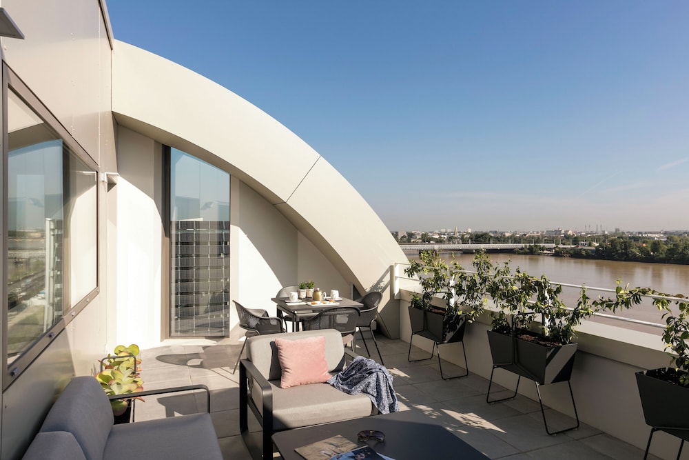 Junior Suite, 1 King Bed, Terrace