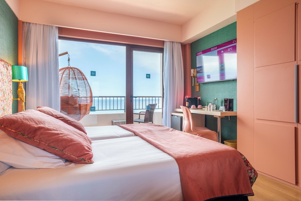Superior Triple Room, Sea View thumbnail 6