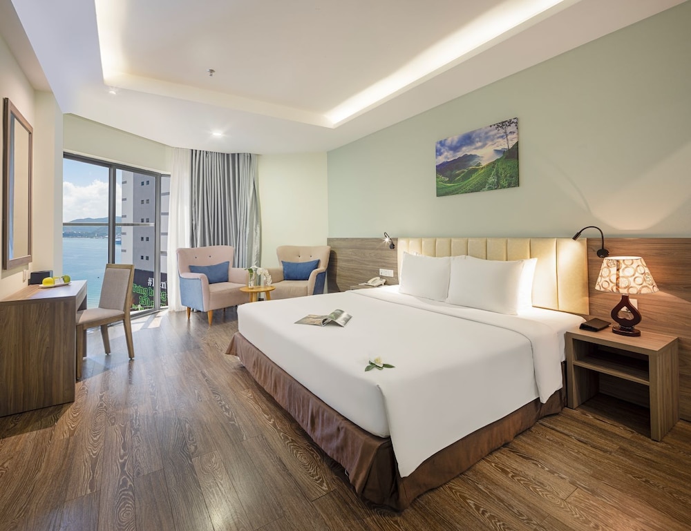 Deluxe Double or Twin Room, Balcony, Partial Sea View photo 1