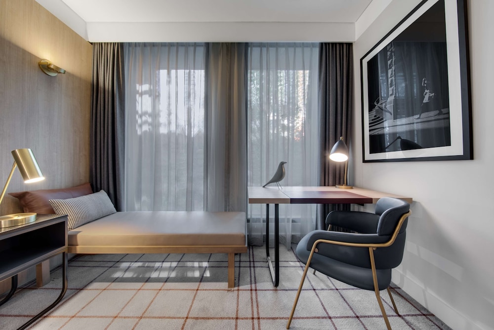 Deluxe Room, 1 Queen Bed thumbnail 6