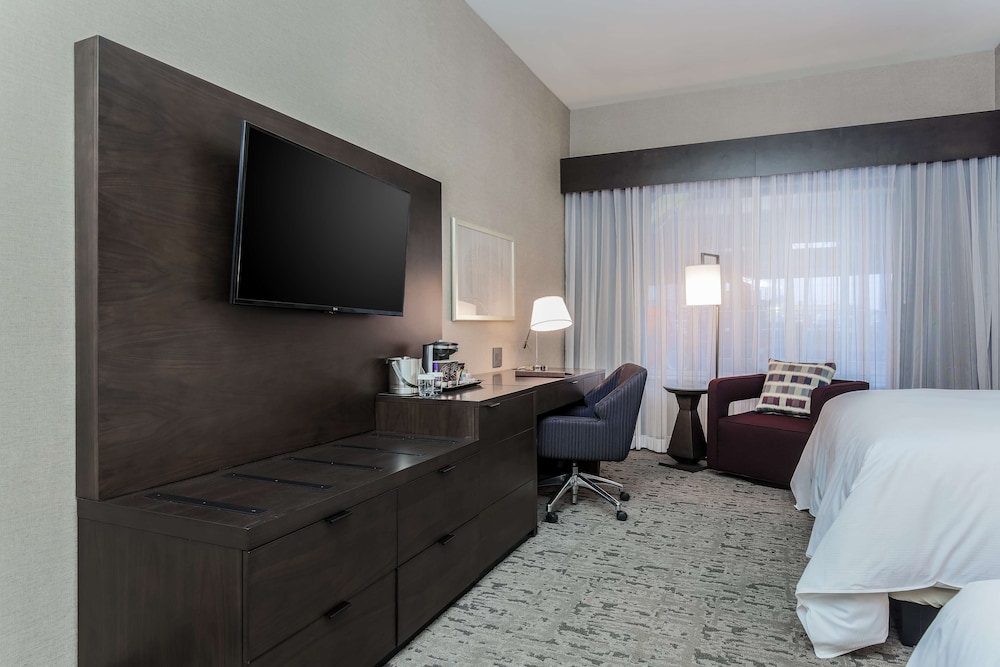 Room, 2 Queen Beds, Accessible, Bathtub photo 3