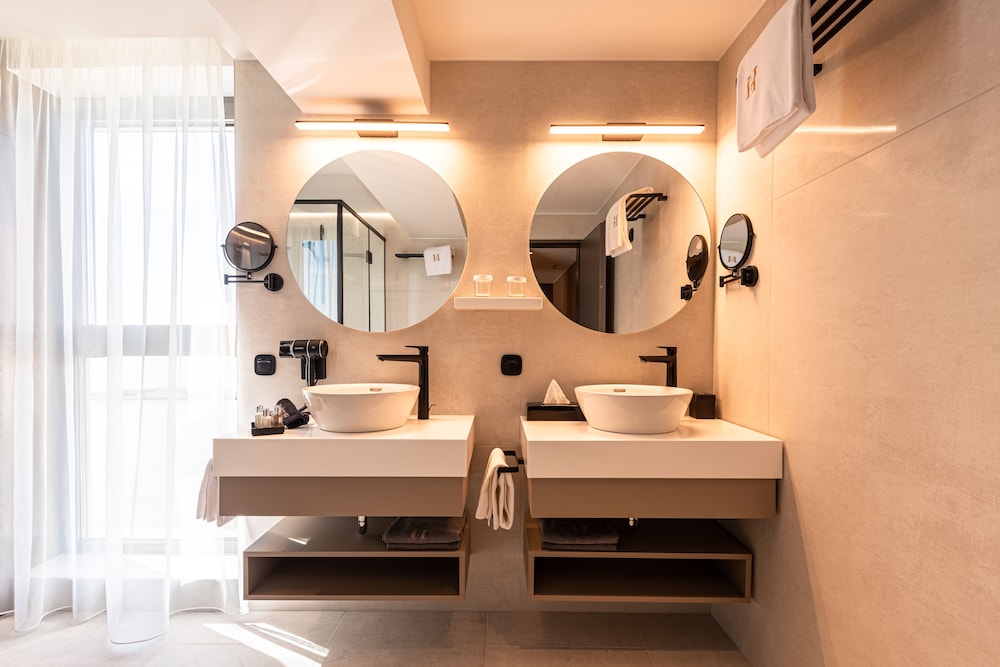 Standard Suite - Photo 10