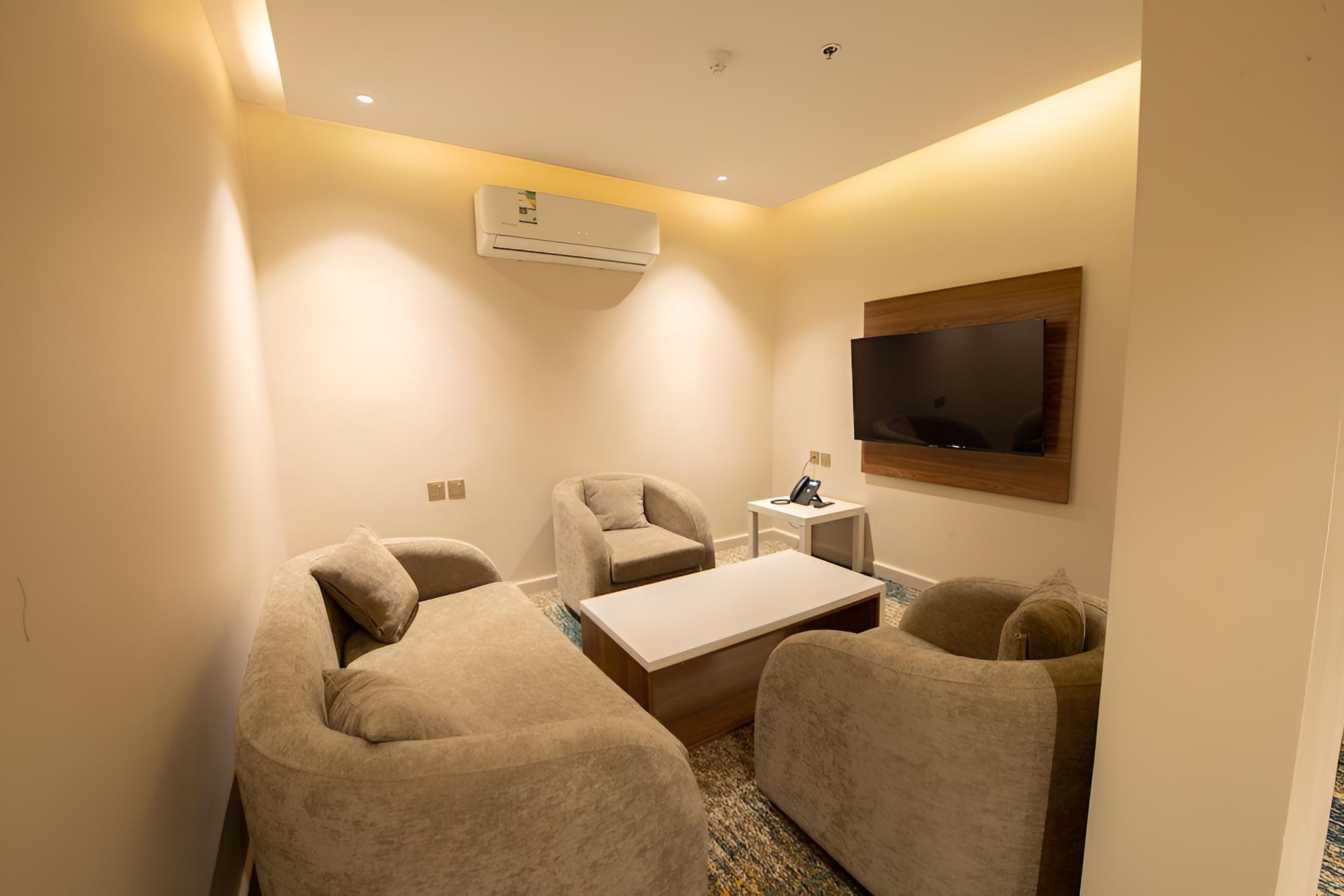 Basic Triple Room, 3 Twin Beds, City View photo 3