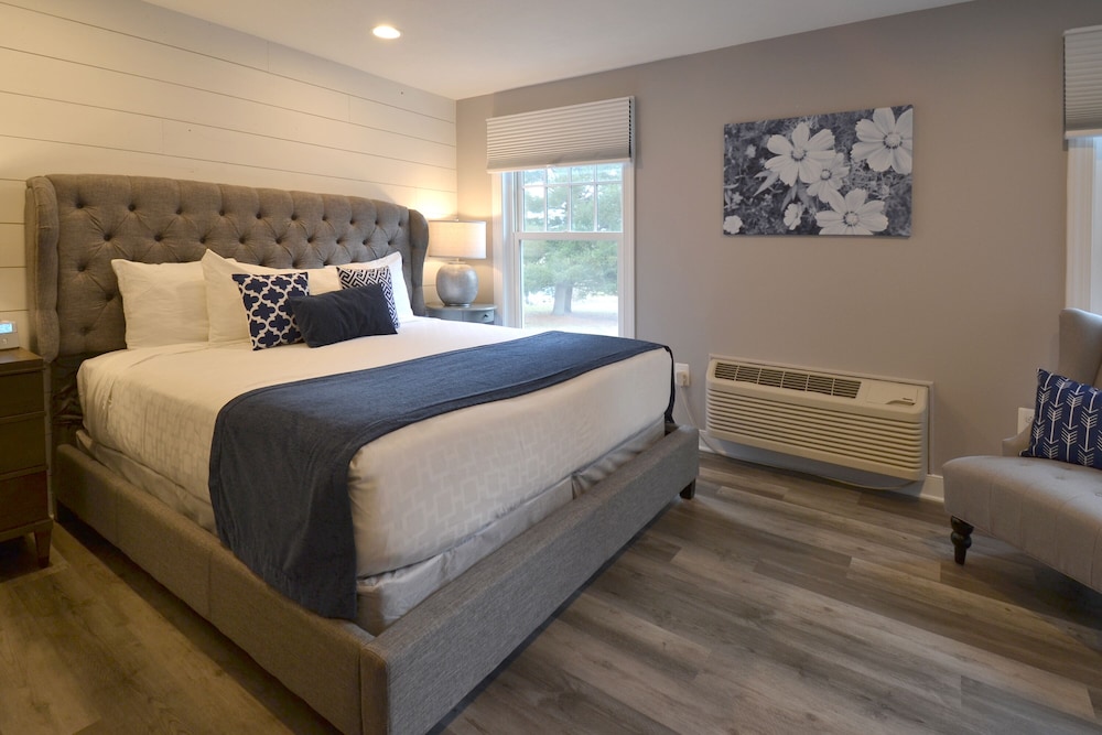 Deluxe Room, 1 King Bed photo 2