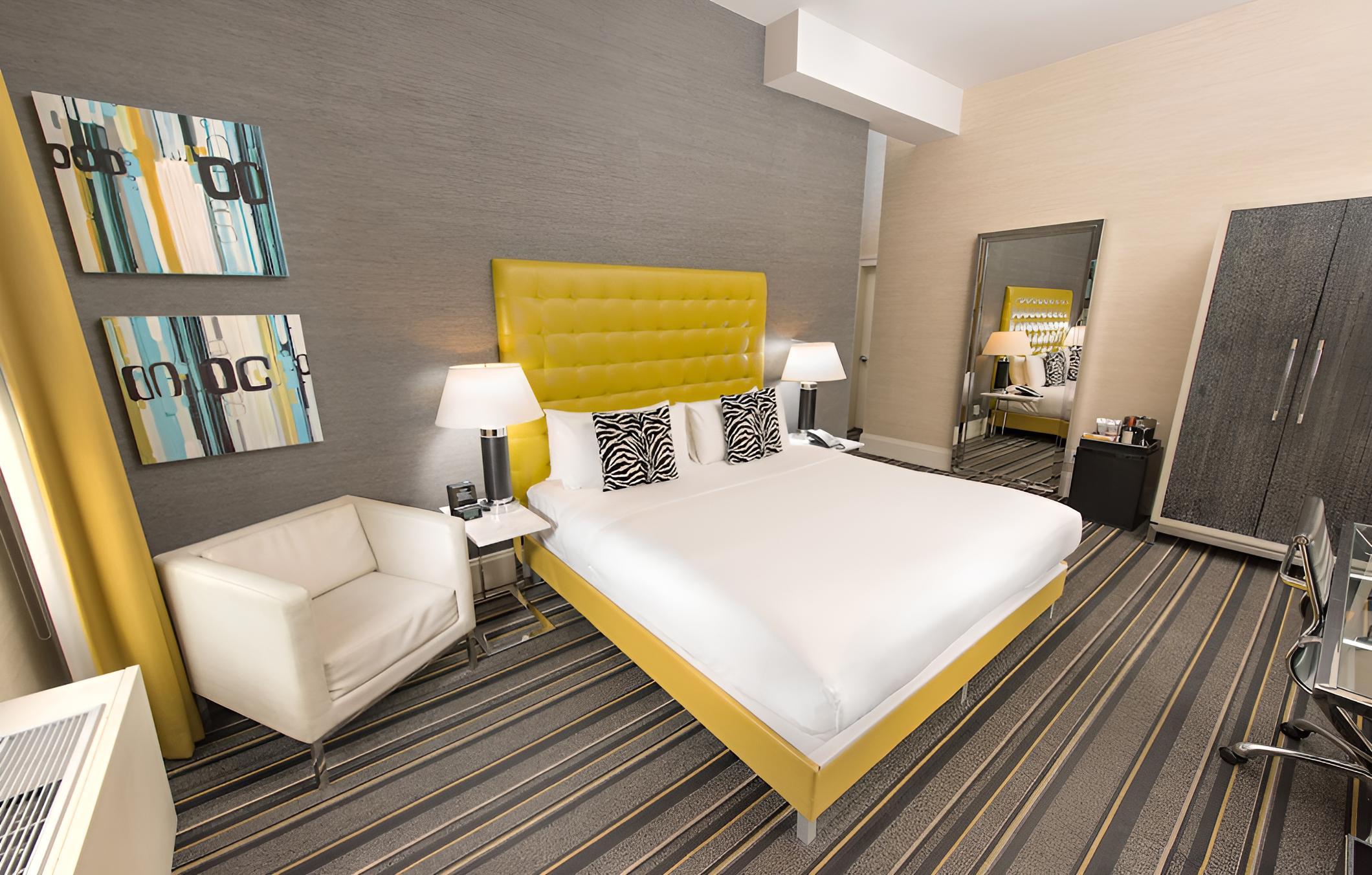 Deluxe Room, 1 King Bed photo 3