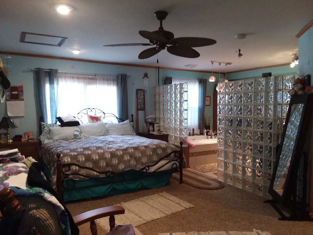Paradise Suite, Jetted Tub, Valley View