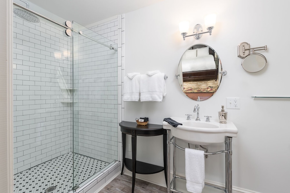 Luxury Room, 1 King Bed, Non Smoking, Private Bathroom (Viognier) photo 3