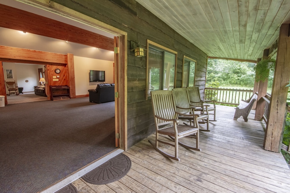 5 Bedroom 3.5 Bath Cabin, Full Kitchen, Hot Tub photo 1