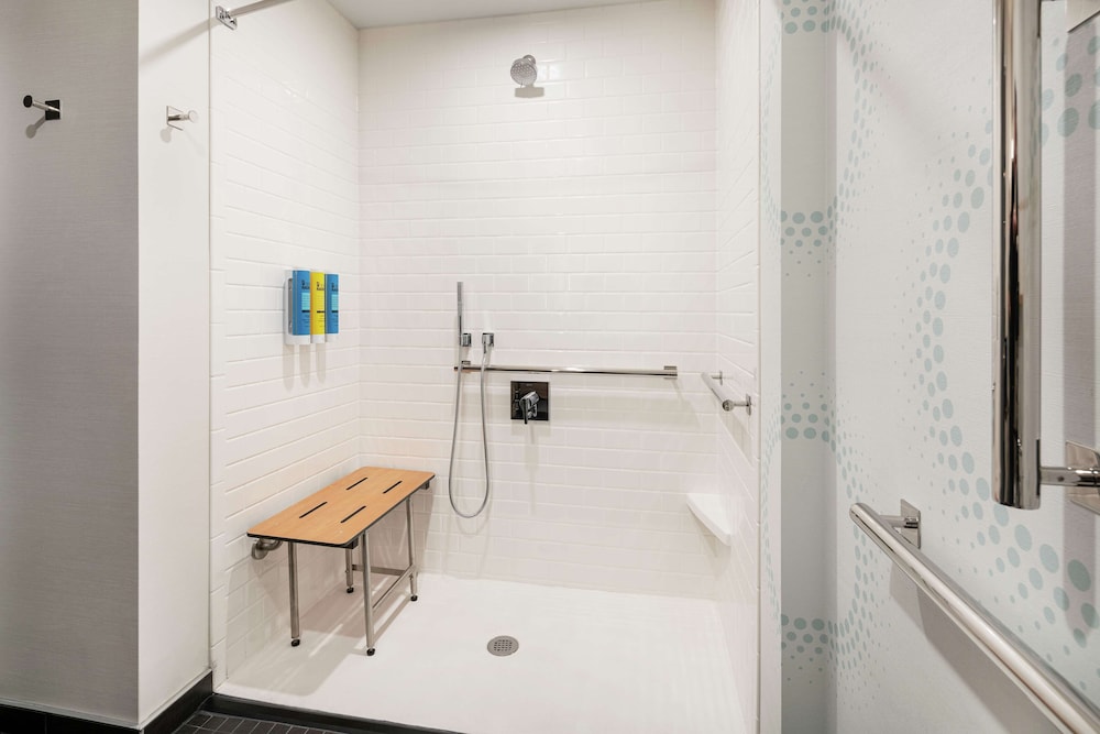 Room, 2 Queen Beds, Accessible (Roll-In Shower) - Photo 2
