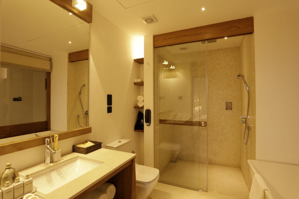 Superior Double Room, 1 King Bed, Balcony, Ocean View photo 3