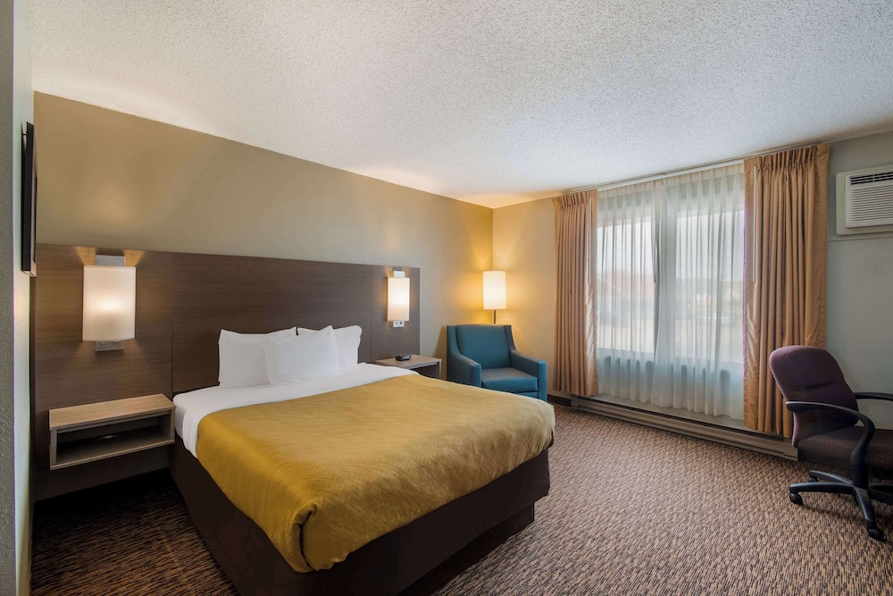 Standard Room, 1 Queen Bed, Non Smoking - Photo 1