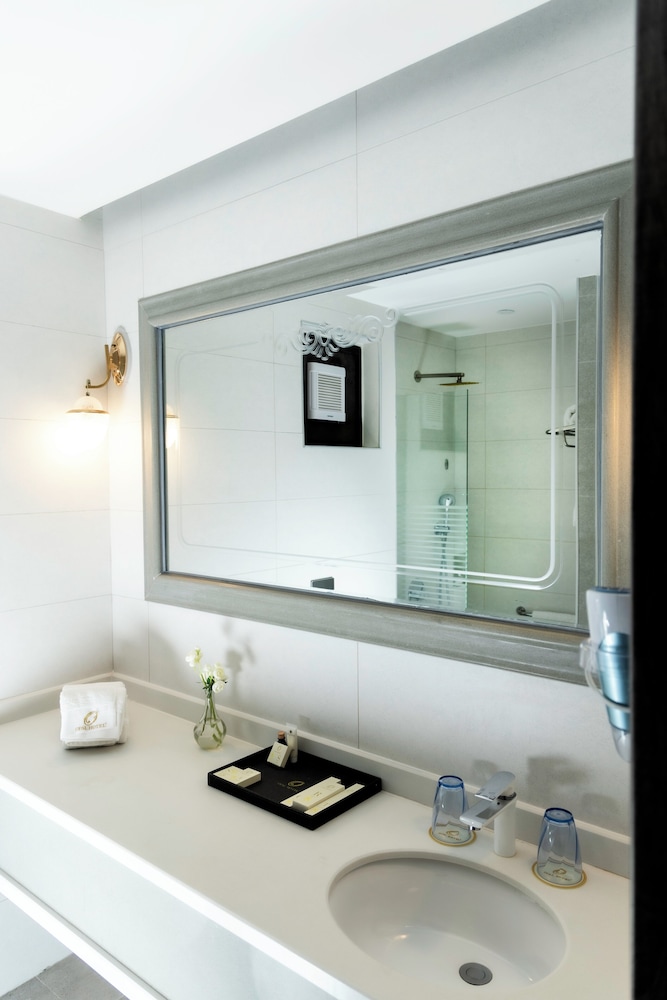 Deluxe Room - Photo 7
