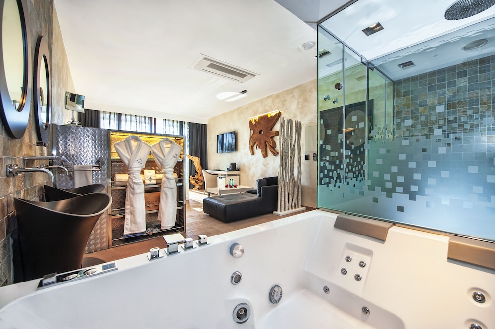 Suite, Jetted Tub photo 3
