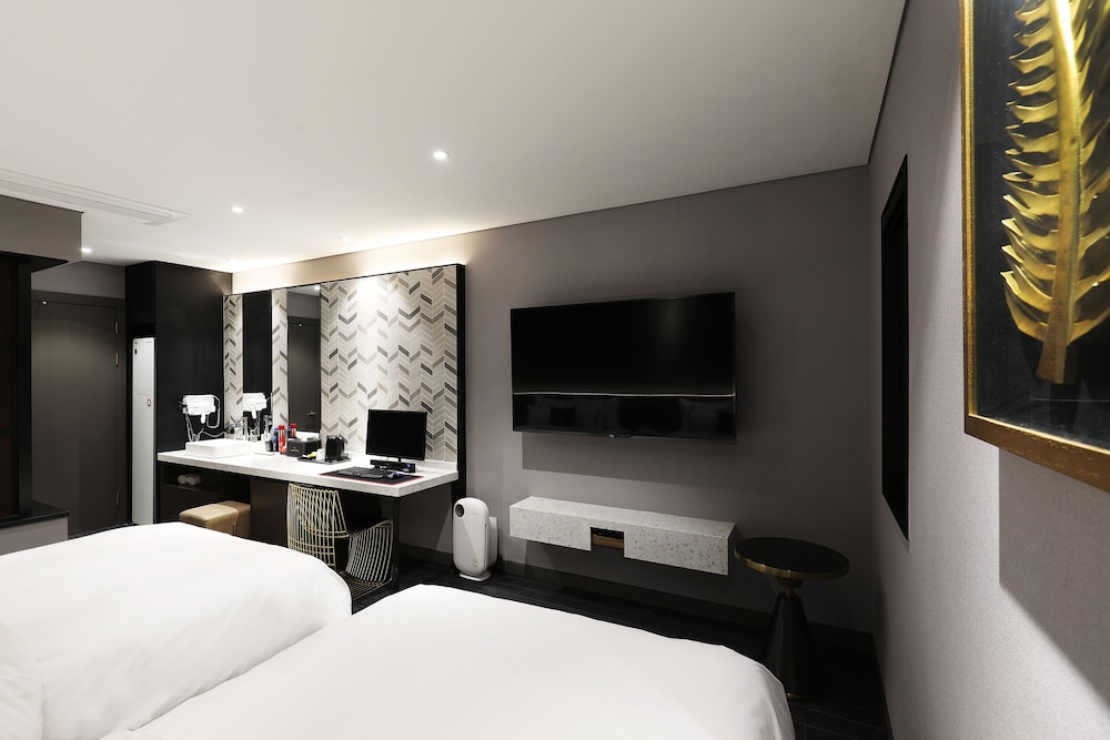 Premium Twin Room photo 3