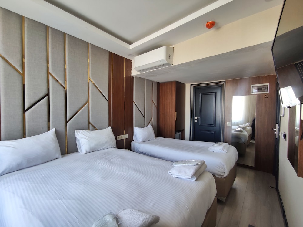 Economy Triple Room photo 1
