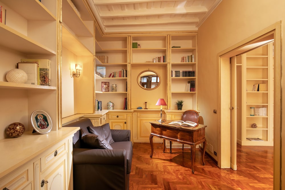 Ambassador Apartament (Via Mario De' Fiori 59/A)