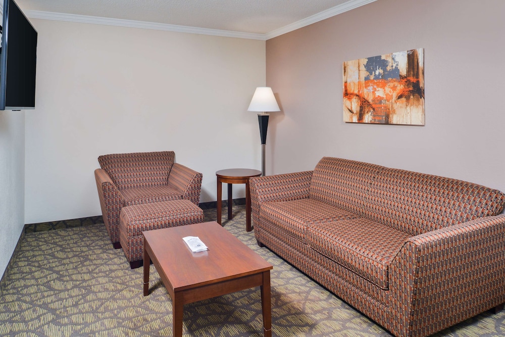 Suite, 2 Queen Beds, Non Smoking, Refrigerator (with Sofabed) - Photo 2