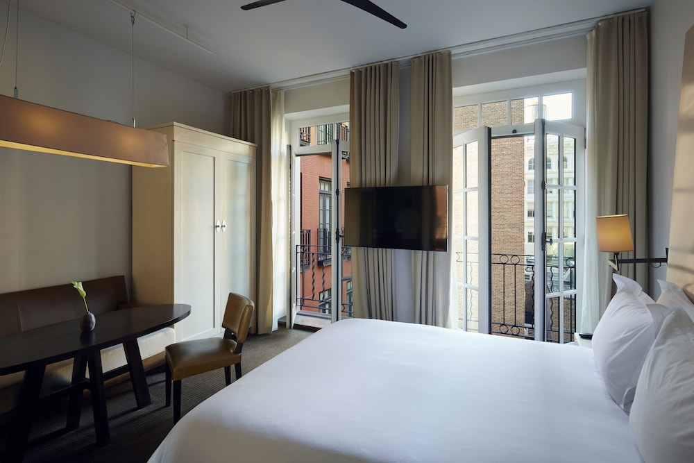 Courtyard Room