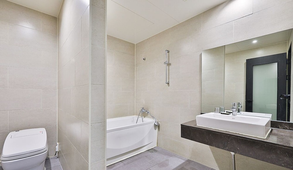 Premium Twin Room - Photo 4