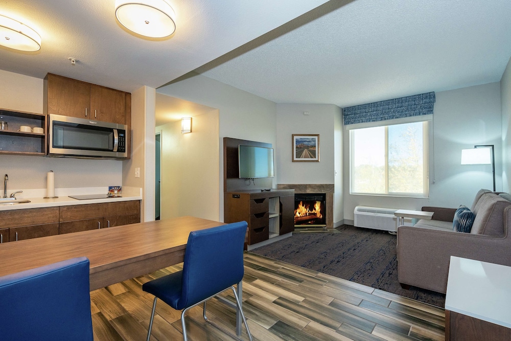 Deluxe Suite, 2 Queen Beds, Kitchen photo 1