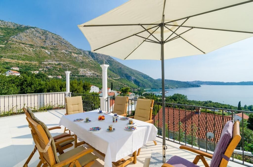 Villa (Five Bedroom Villa with Swimming Pool) photo 2