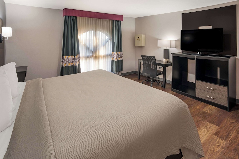 Standard Room, 1 King Bed, Non Smoking - Photo 5