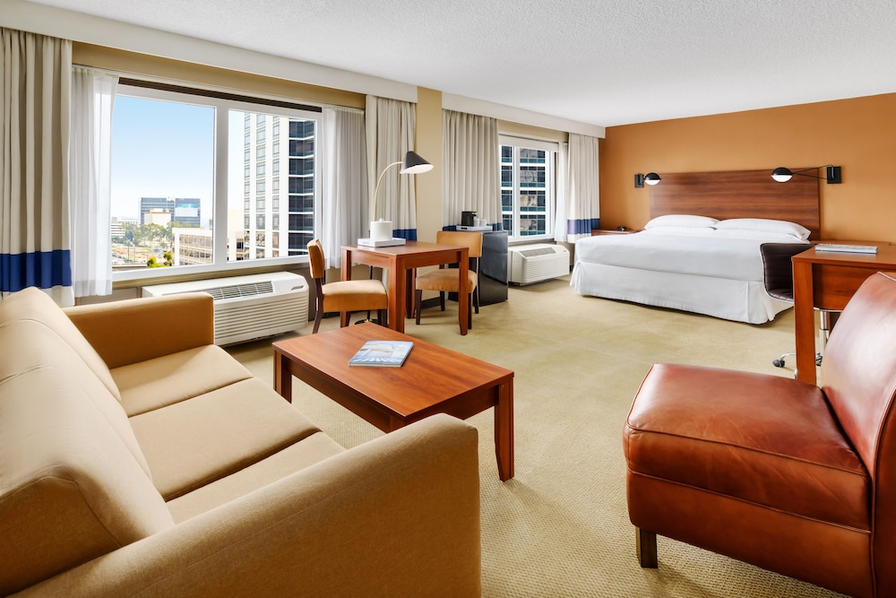 Junior Suite, 1 King Bed (Mobility Accessible, Roll-In Shower) photo 1