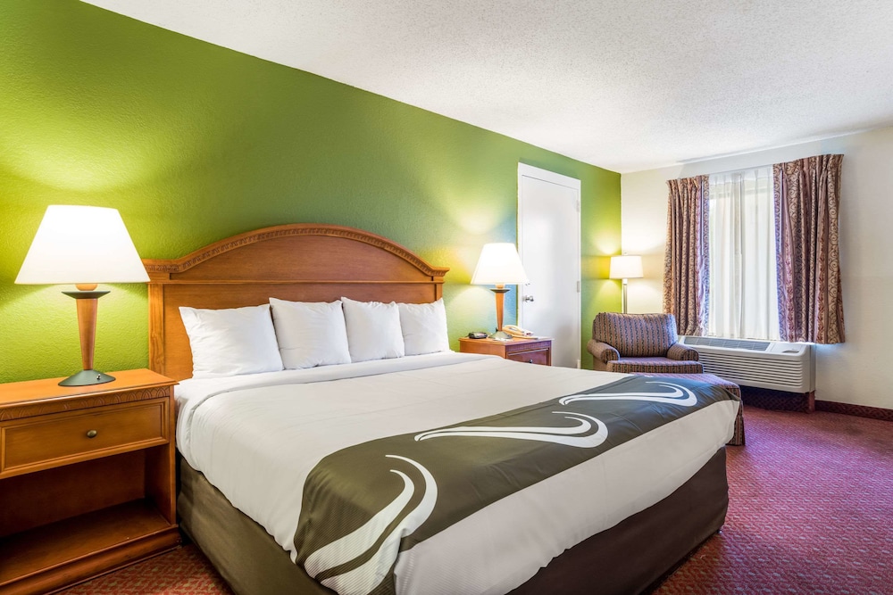 Standard Room, 1 King Bed, Non Smoking - Photo 2