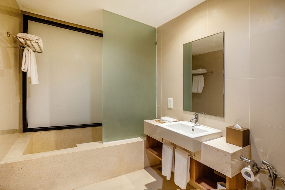 Deluxe Pool Suite - Photo 3