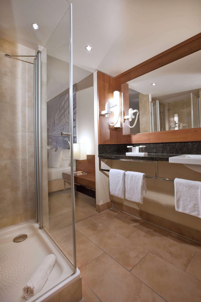 Deluxe Room, 1 King Bed, Accessible (Shower)