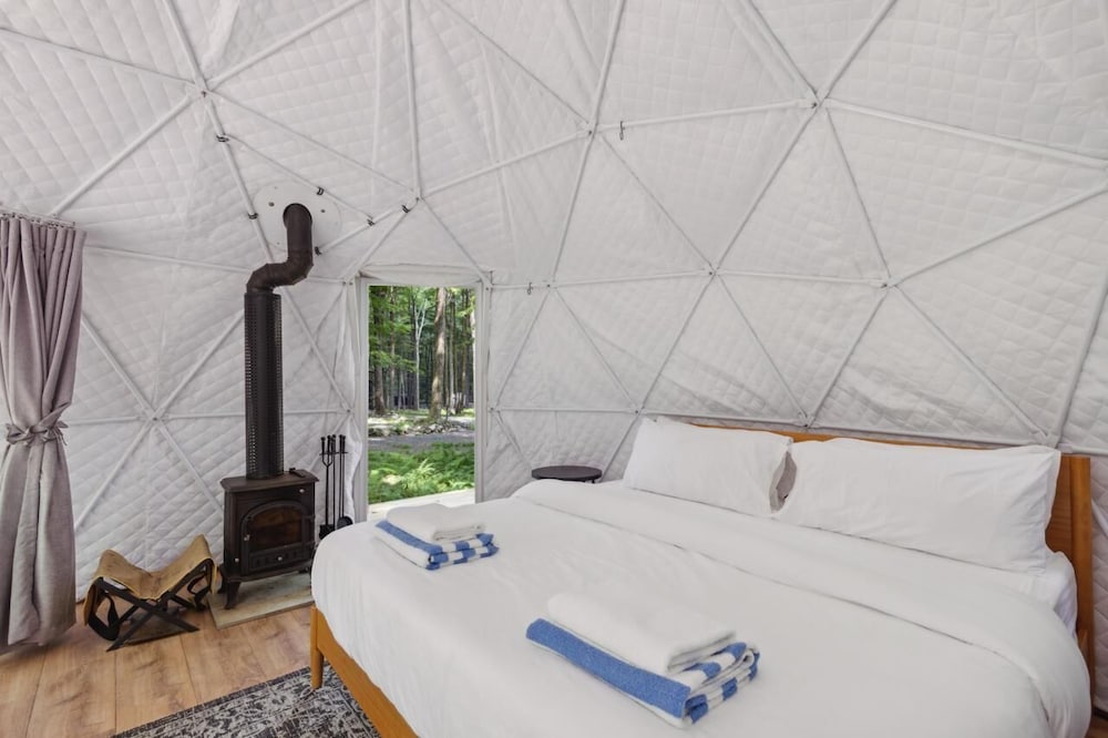 Premium Tent, 1 King Bed, Hot Tub photo 1