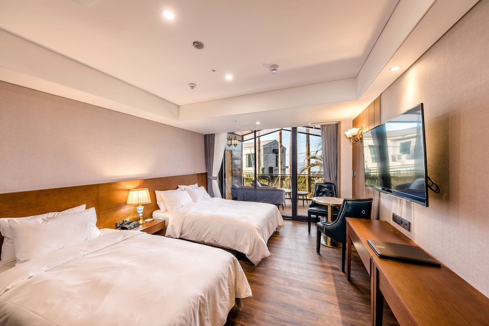 Terrace Twin (Low floor, free use of the hotel's infinity pool included)
