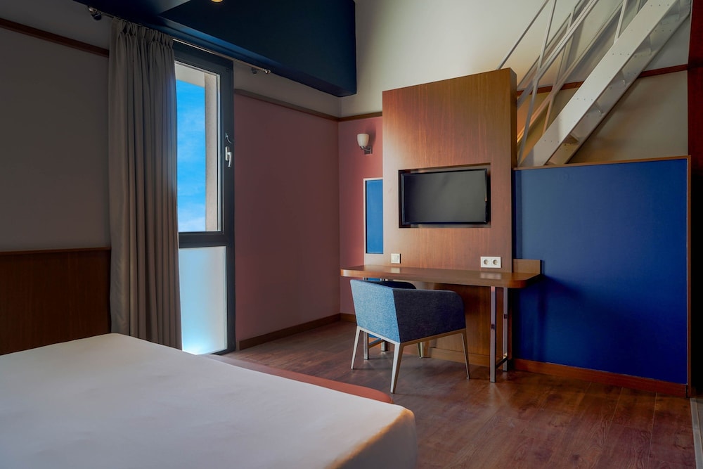 Loft, 2 Bedrooms, Non Smoking - Photo 2