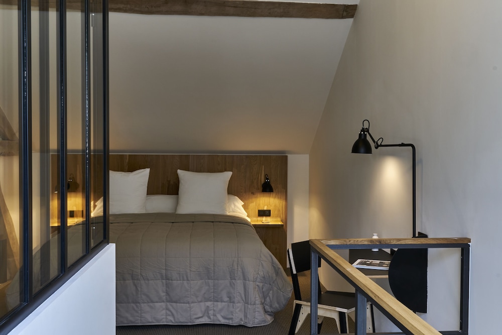 Suite, 1 Queen Bed with Sofa bed photo 1