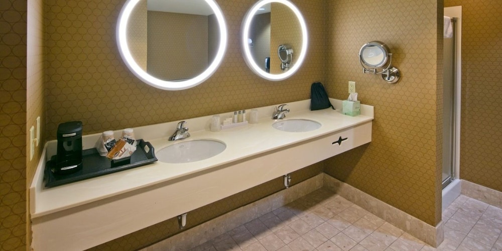 South Suite, 1 King, Non-Smoking - Photo 4