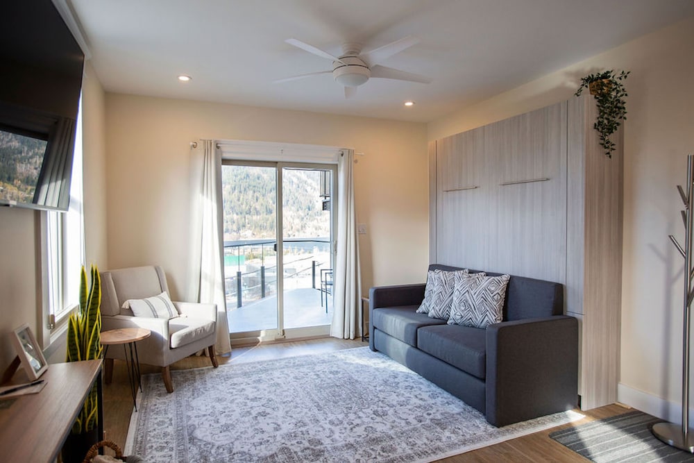 Deluxe Suite, 1 Bedroom, Balcony, Lake View photo 1