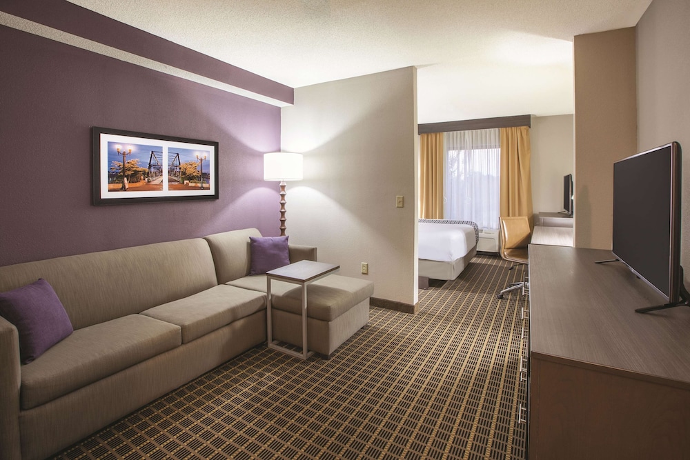 Deluxe Suite, 1 King Bed, Non Smoking - Photo 1