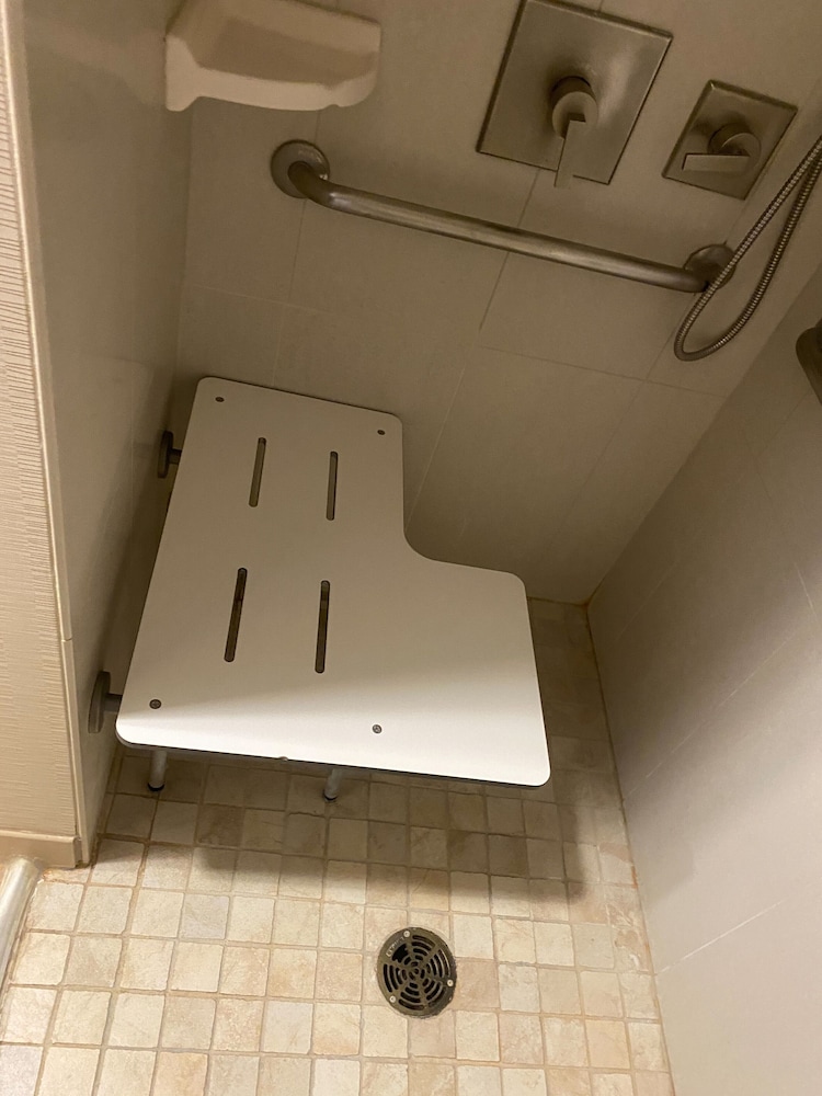 Two Queen Beds, Non-Smoking, Roll In Shower - Photo 5