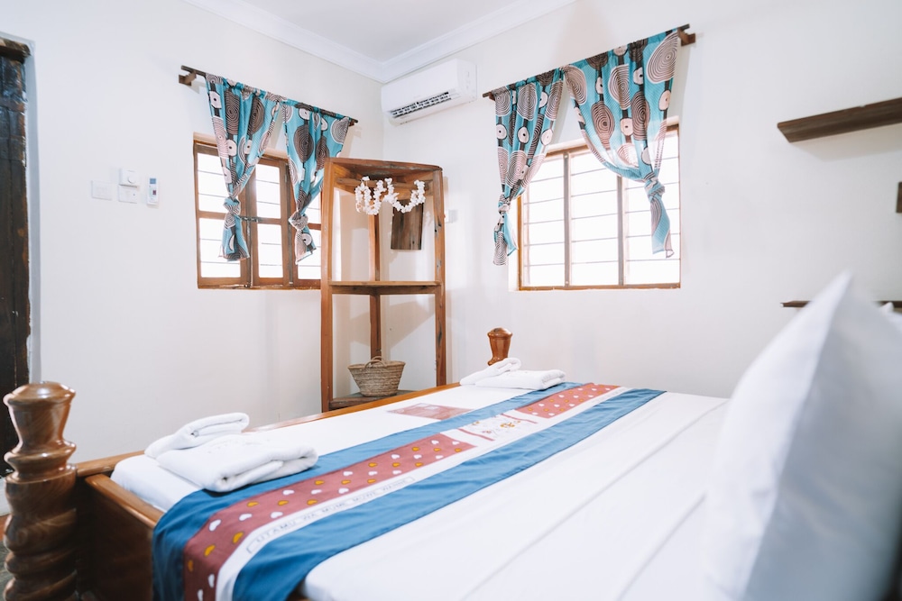 Economy Double Room, Garden View, Beachside
