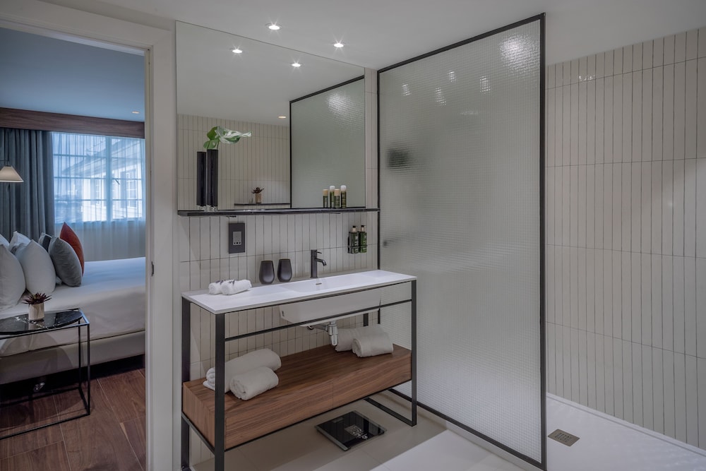 The Level Suite Two Bedrooms with Executive Lounge Access thumbnail 6