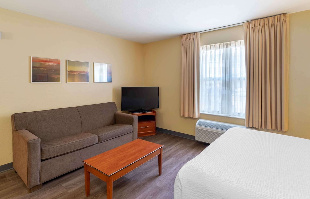 Deluxe Studio, 1 Queen Bed, Non Smoking, Refrigerator & Microwave - Photo 3