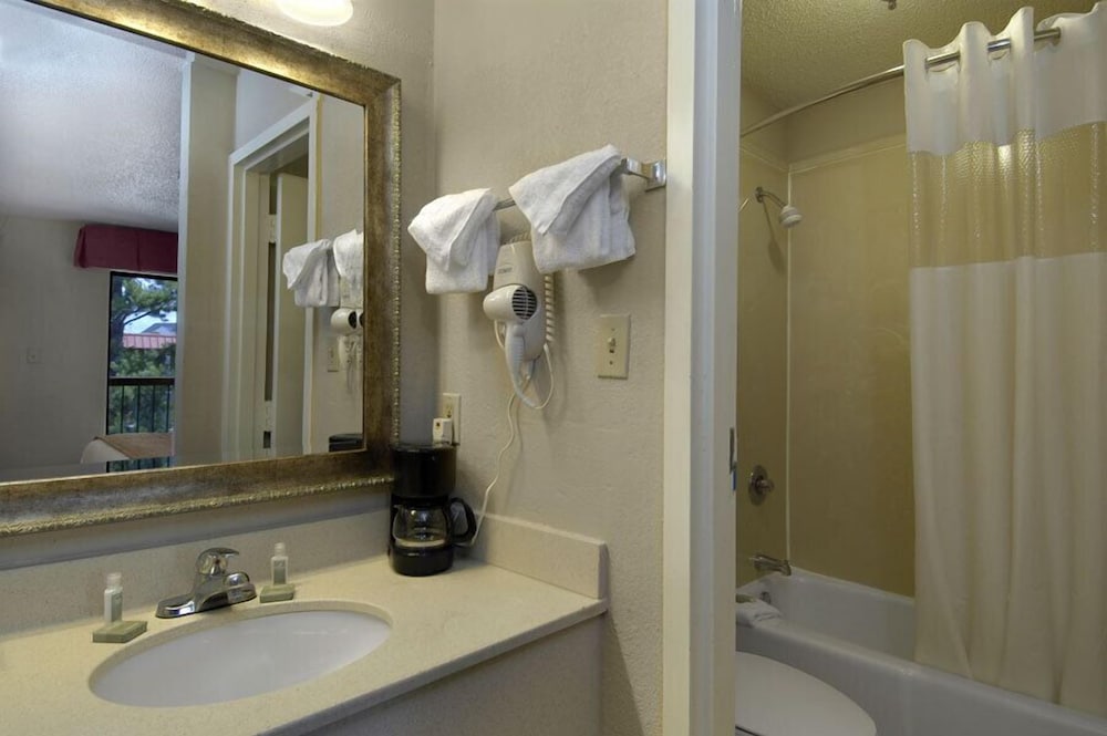 Room, 1 King Bed, Accessible, Non Smoking (Mobility) photo 3