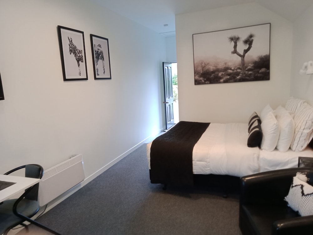 Deluxe Studio, 1 King Bed photo 3