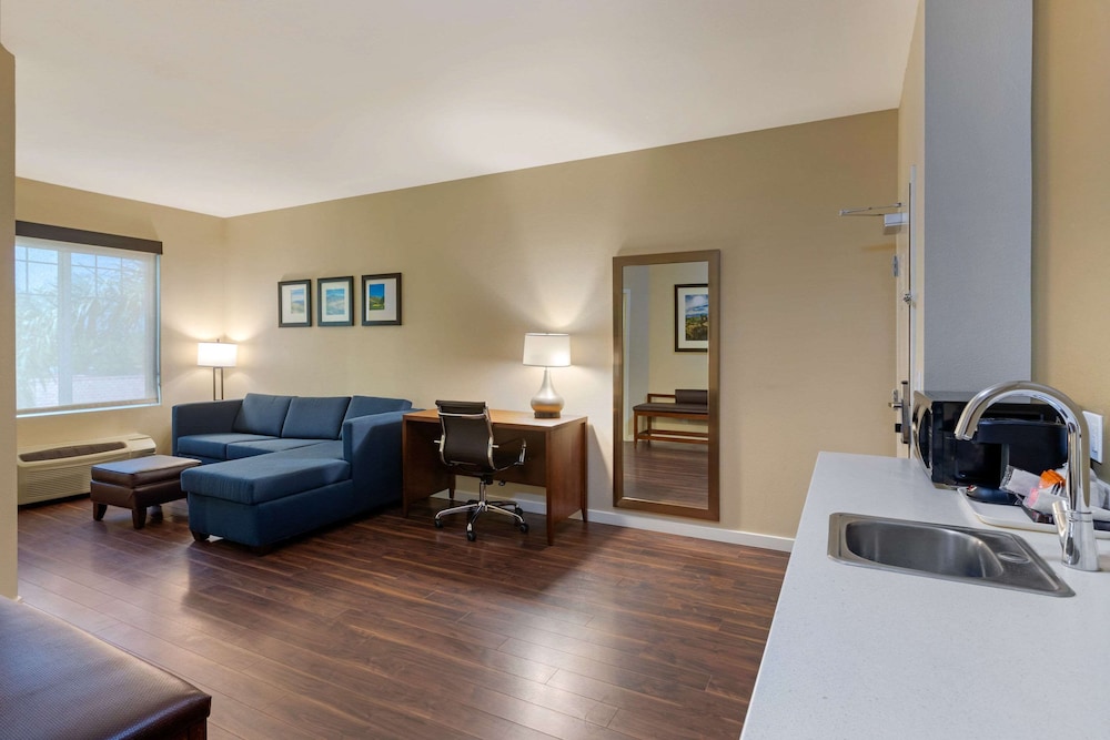 Suite, 1 King Bed, Non Smoking - Photo 7