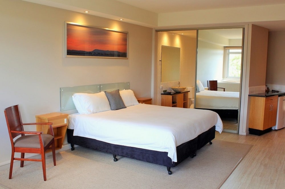 Deluxe Corner Room