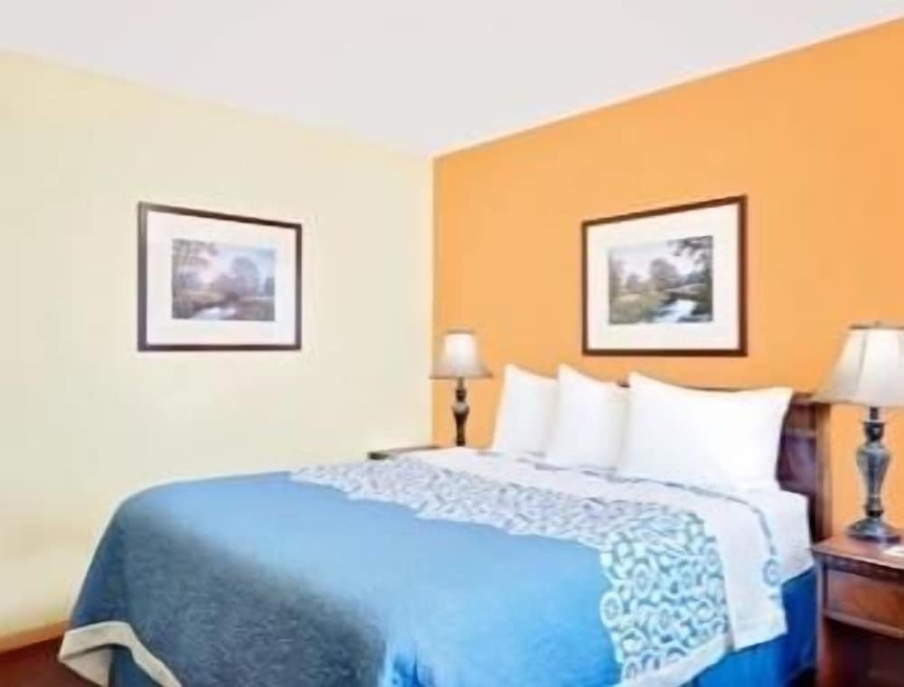 Suite, 1 King Bed, Non Smoking - Photo 2