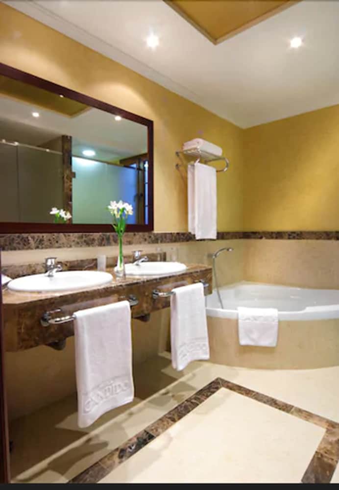 Family Quadruple Room (2 adults + 2 children)