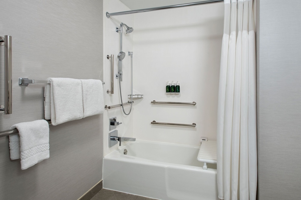 Suite, 1 Bedroom (Mobility/Hearing Accessible, Tub) photo 2